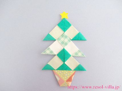 クリスマスツリーの折り紙 簡単で幼児にも平面のかわいい12月の飾りが作れます 保育の製作にもおすすめ コレってどうなの